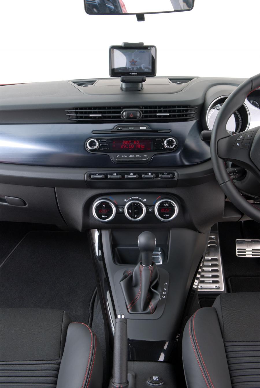 Детали интерьера Alfa Romeo Giulietta 2012 года  (UK) (фото 20 из 56)